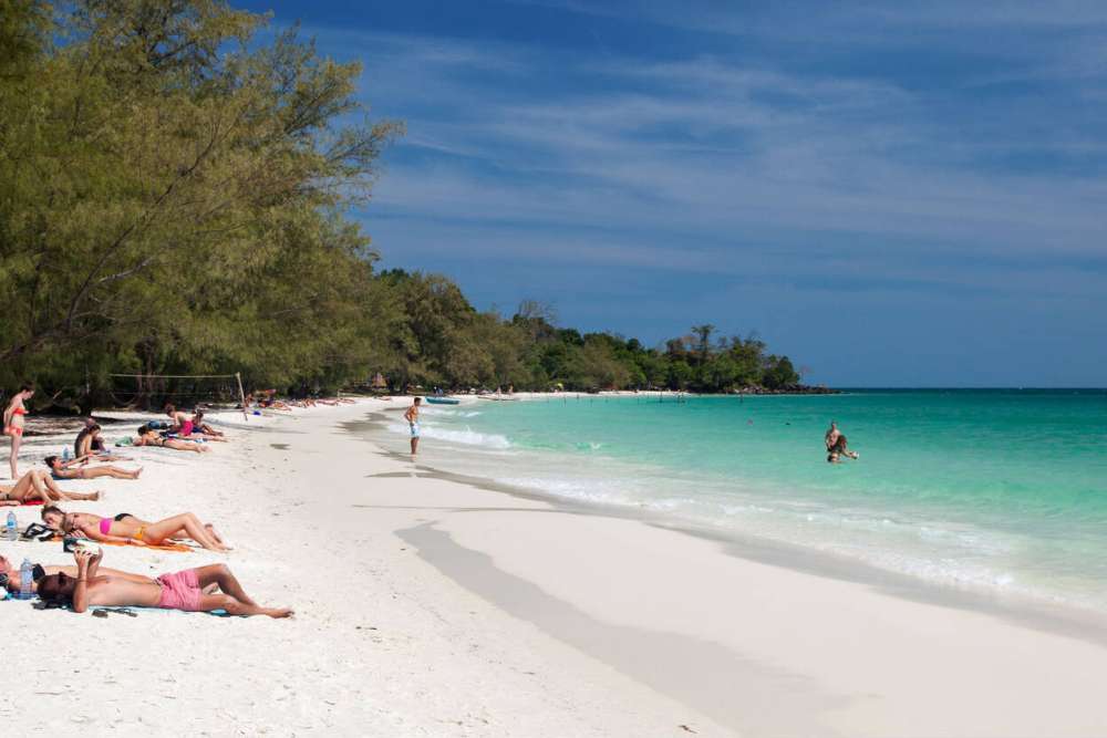 Les touristes prennent le soleil sur la plage de l'île de Koh Rong